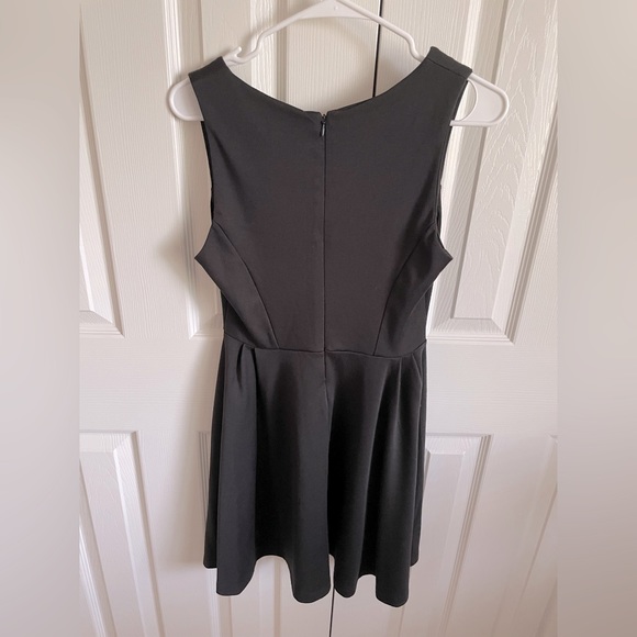 Solid black short dress - Picture 2 of 3